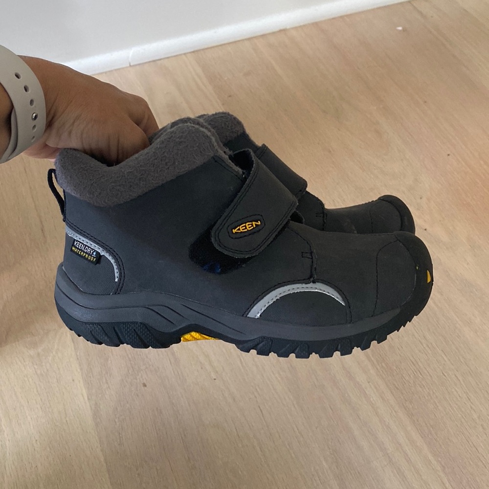 Keen boys size 13 winter boots. In excellent condition.
